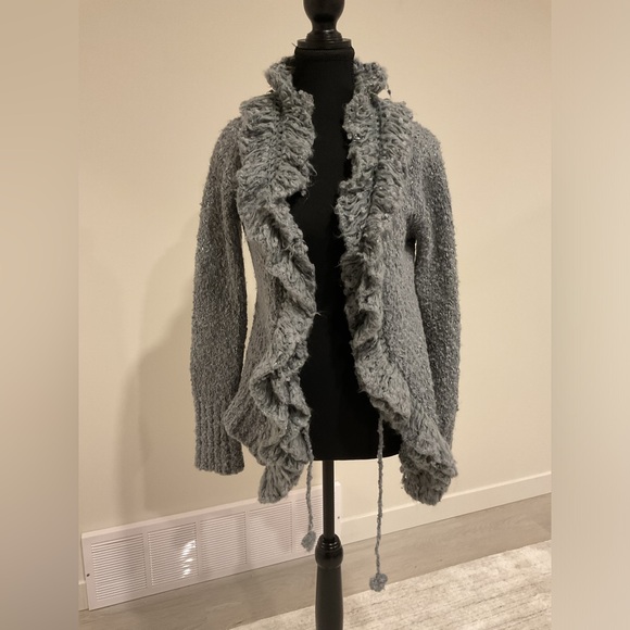 Super soft Gray with flex of white Boucle Open or close Sweater . - Picture 2 of 7